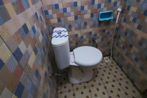 日惹Capital O 93842 Jowo Segoro Resort的瓷砖墙内带卫生间的浴室
