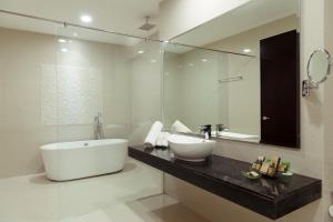古晋古晋海滨酒店的带浴缸、水槽和镜子的浴室