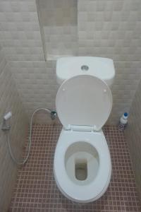 棉兰SPOT ON 93852 Fermansio Homestay 2的浴室位于隔间内,设有白色卫生间。