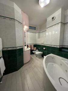 巴里Casa Garruba Central Station的带浴缸、卫生间和盥洗盆的浴室