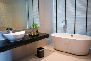 古晋古晋海滨酒店的浴室配有大型白色浴缸和水槽