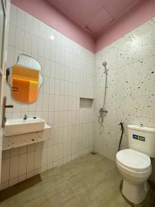 三宝垄Hotel Plampitan的一间带卫生间和水槽的浴室