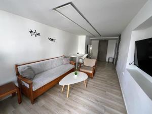 安坡里奥圣托里尼Emporio New Classic 1Bd Santorini Stylish Apt的客厅配有沙发和桌子