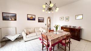 伊斯基亚Villa La Magnolia的客厅配有桌子和沙发