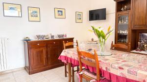 伊斯基亚Villa La Magnolia的一间用餐室,配有一张桌子和花瓶