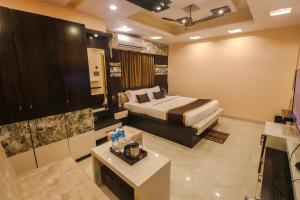 kolkataMohar Residency的一间卧室设有一张床和一间客厅。