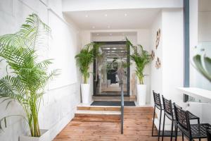雅典Celia Residence的楼内带有盆栽的走廊