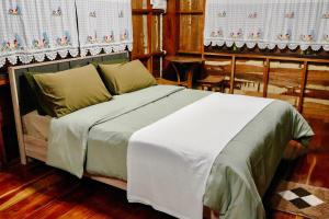 董里Pang Long Chao resort的一间卧室配有一张带白色床单的大床