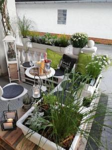 克森Barrierefreie schöne Wohnung im EG的一个带盆栽和桌子的庭院