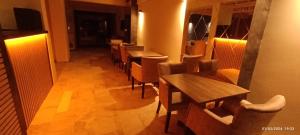库萨达斯埃尔吉耶斯酒店 的餐厅里一排桌椅