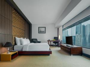雅加达曼哈顿雅加达酒店的酒店客房设有一张床和一个大窗户