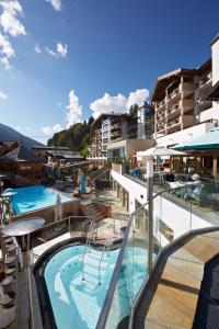 萨尔巴赫Hotel Alpine Palace的一个带游泳池的度假酒店