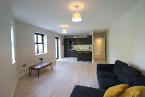 都柏林Inviting 2-Bed Apartment in Dublin的客厅配有沙发和桌子