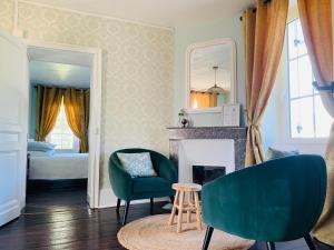 尚塞拉德Brigitte et Moi的客厅设有壁炉和绿色椅子