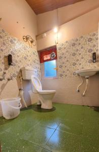 乌提Woodside的一间带卫生间和水槽的浴室