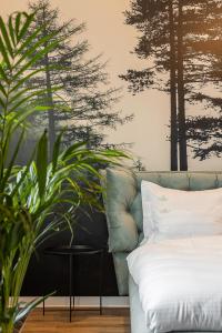 布朗Green Resort Bran的客厅的沙发,墙上有树木
