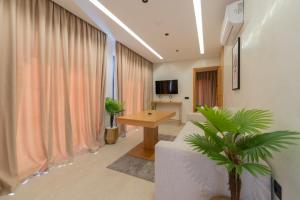 马拉喀什Appart Hôtel Rambla的客厅配有沙发和桌子