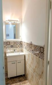 贝尔格莱德Vera ETH Apartment的一间带水槽和镜子的浴室