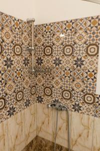 贝尔格莱德Vera ETH Apartment的浴室的墙壁上设有瓷砖和淋浴。