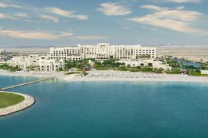 麦纳麦Jumeirah Gulf of Bahrain的享有一大批水面的度假胜地的空中景色
