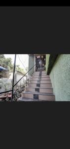 孟买Hotel Green Park的通往白色楼梯的楼梯