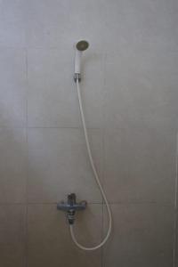 当格浪OYO 93831 Penginapan Cisauk的墙上的软管淋浴