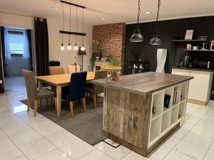 克森Barrierefreie schöne Wohnung im EG的厨房以及带木桌和椅子的用餐室。