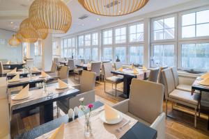 朗格奥洛格胡斯朗格奥格酒店的餐厅设有桌椅和窗户。