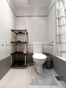 塞萨洛尼基Kallaris Deluxe House的一间位于客房内的白色卫生间的浴室