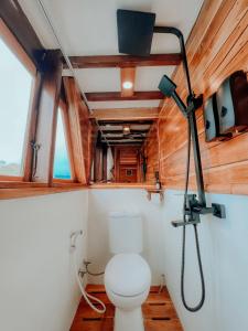 纳闽巴霍Dav-Venture的一间小房子里带厕所的浴室