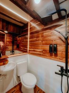 纳闽巴霍Dav-Venture的一间带卫生间和水槽的浴室