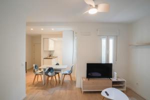 马德里Bright Modern - 2Bedrooms 1Bath - Delicias的白色的客厅配有桌椅