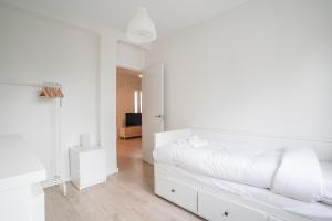 马德里Bright Modern - 2Bedrooms 1Bath - Delicias的一间白色的卧室,配有白色的沙发和一间客厅