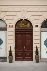 布拉格NOBILIS RESIDENCE的大楼上方有标志的大木门
