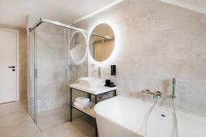 布拉格NOBILIS RESIDENCE的带浴缸、水槽和镜子的浴室