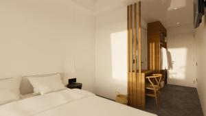 帕拉马Pontikonisi Hotel & Suites的卧室配有白色的床和木制衣柜。