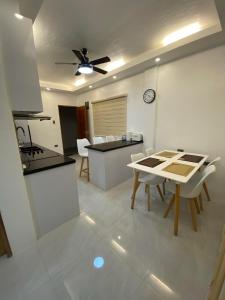 BinangonanMountain View的厨房以及带桌椅的起居室。