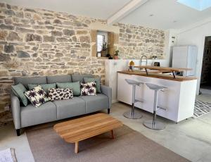 Saint-GervasyAppartement cosy avec terrasse的带沙发和石墙的客厅