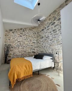Saint-GervasyAppartement cosy avec terrasse的一间卧室设有砖墙和一张地毯床