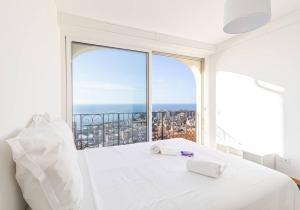 博索莱伊Amazing Sea View T2- Near Monaco的卧室设有白色的床和大窗户