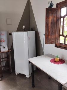 卡博迪圣阿戈斯蒂尼奥Xareu-Balanço das Ondas!的厨房配有白色冰箱和桌子