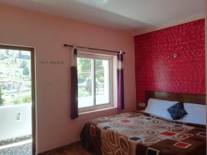乌提Lovedale homestay的一间卧室配有一张红色墙壁的床