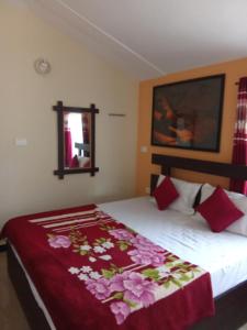 乌提Lovedale homestay的一间卧室配有一张带红色毯子的床