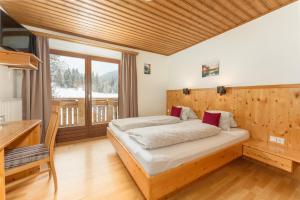 福尔施陶威克赫特酒店的一间卧室设有一张床和木墙