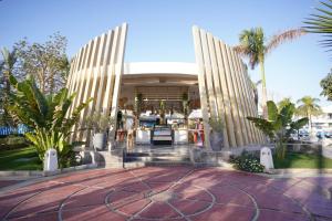 沙姆沙伊赫诺富特夏姆谢克酒店的一座带棕榈树庭院的建筑