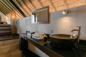 BanjarVilla Banjar Beach的一间带水槽和镜子的浴室