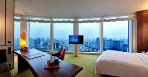 东京东京虎之门之丘安达仕酒店的酒店客房设有一张床和一个大窗户