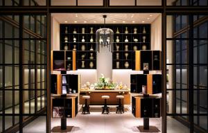 东京东京虎之门之丘安达仕酒店的一间设有桌子和一些葡萄酒瓶的房间