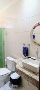 巴拉格兰德Casa Brisa da Terra.的白色的浴室设有卫生间和水槽。