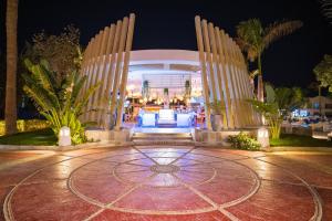 沙姆沙伊赫诺富特夏姆谢克酒店的一座晚上有两根大白柱的建筑